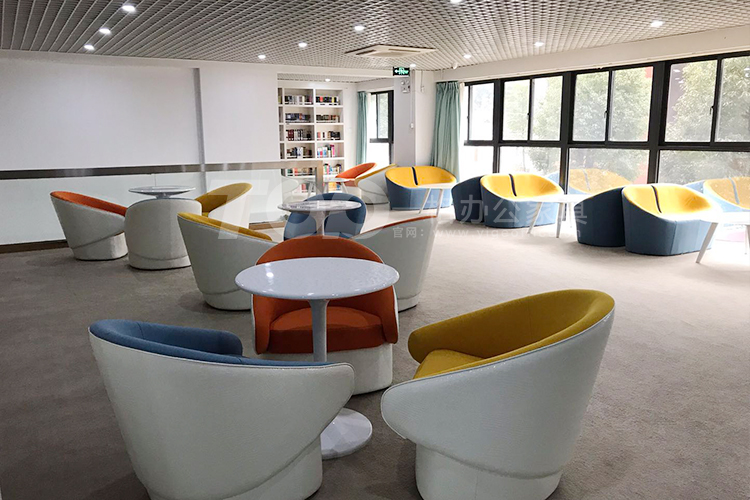 烤漆邊舒服的坐休閑桌椅.jpg 烤漆邊舒服的坐休閑桌椅.jpg