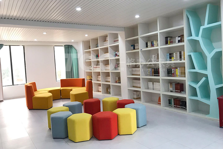 異形凳子根據自己的喜歡擺放.jpg 異形凳子根據自己的喜歡擺放.jpg