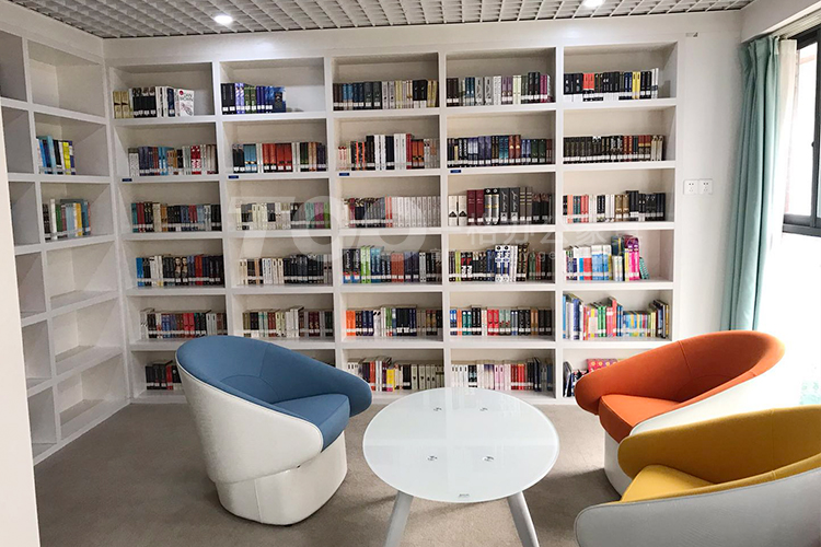 閱讀桌椅木質書架.jpg 閱讀桌椅木質書架.jpg