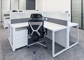 白色+灰主管桌、十字型屏風卡位、會議桌