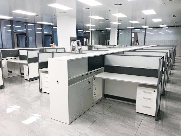 定制屏風(fēng)辦公桌內(nèi)部帶有線槽.jpg 定制屏風(fēng)辦公桌內(nèi)部帶有線槽.jpg