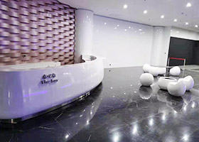 烤漆水吧臺，休閑桌椅